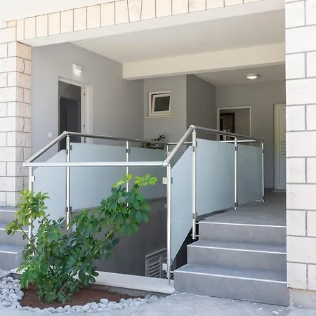 Апартаменты Maloa One Bedroom White Смоквица